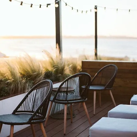 The Salty Surf & Yoga Ferrel (Leiria)