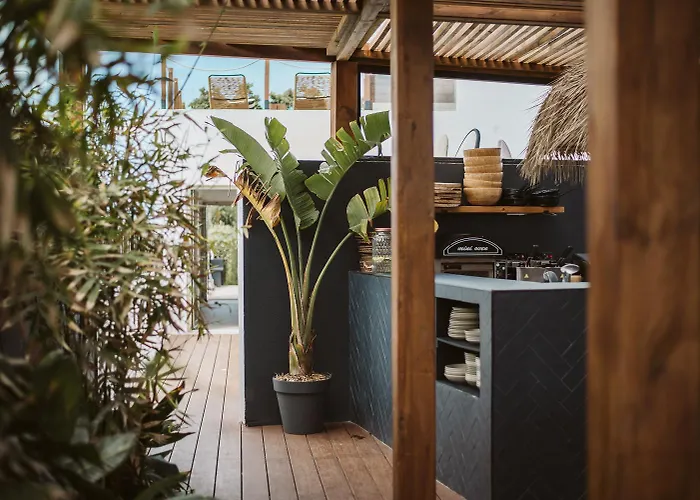 The Salty Surf & Yoga Hostel Ferrel (Leiria)